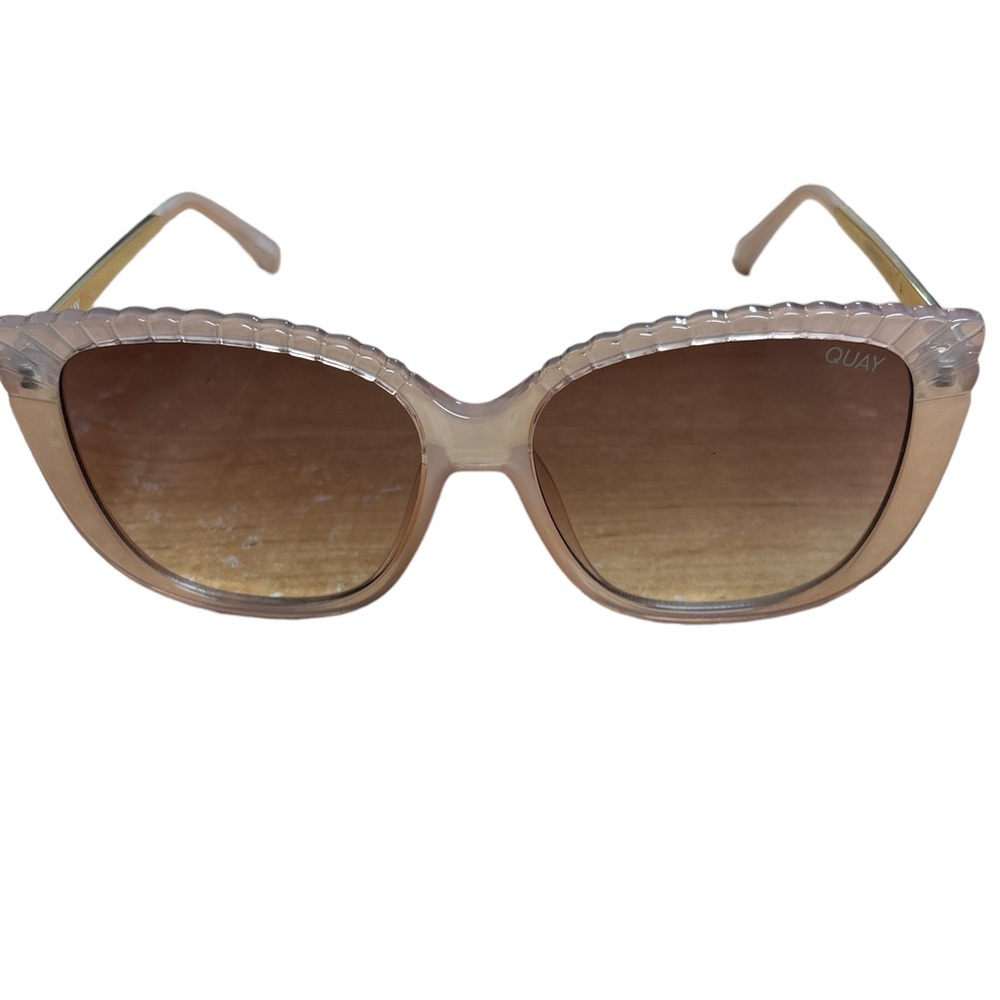 Quay Ever After Large Sunglasses. Cat 2 lenses. No scratches on the lenses